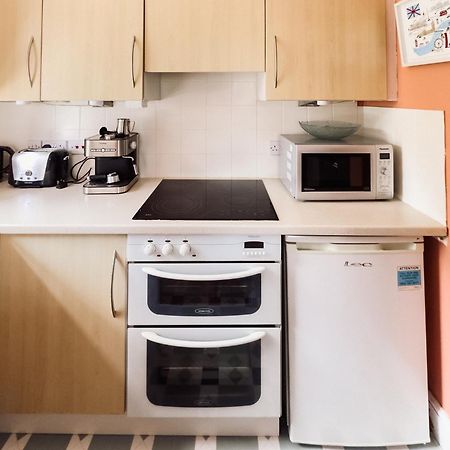 Beautiful Apartment In Guildford With Parking Send Extérieur photo