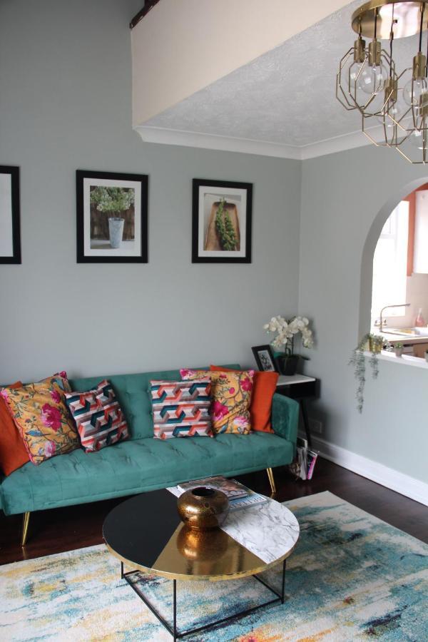 Beautiful Apartment In Guildford With Parking Send Extérieur photo