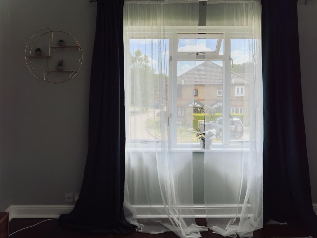 Beautiful Apartment In Guildford With Parking Send Extérieur photo