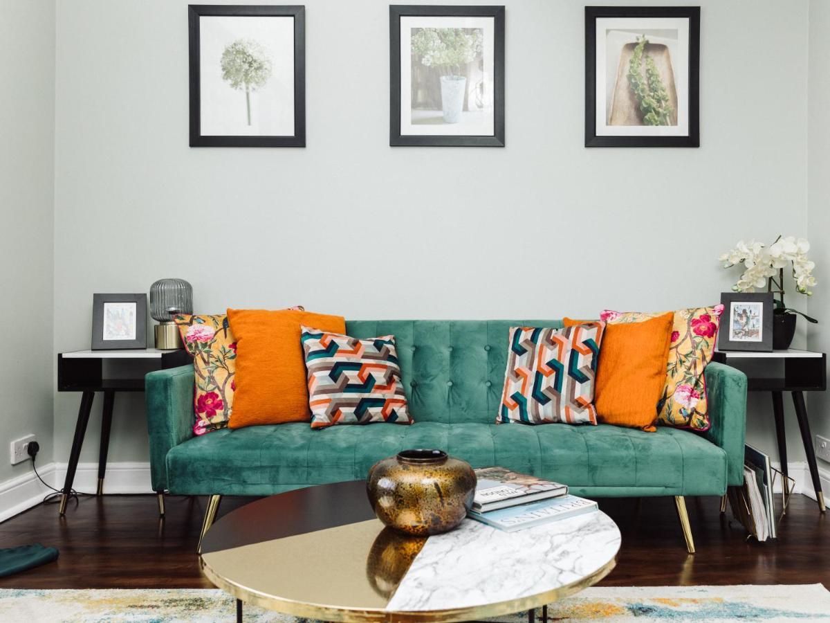 Beautiful Apartment In Guildford With Parking Send Extérieur photo