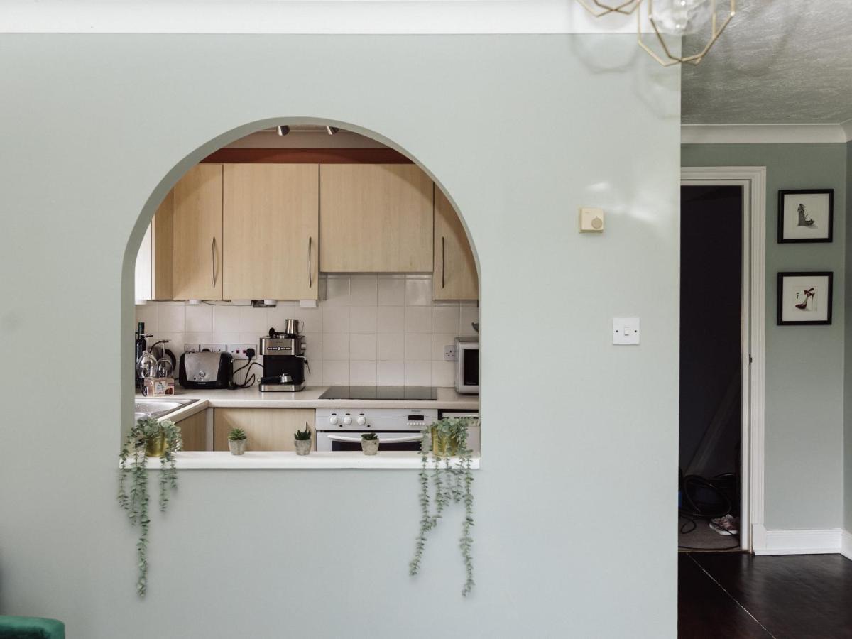 Beautiful Apartment In Guildford With Parking Send Extérieur photo