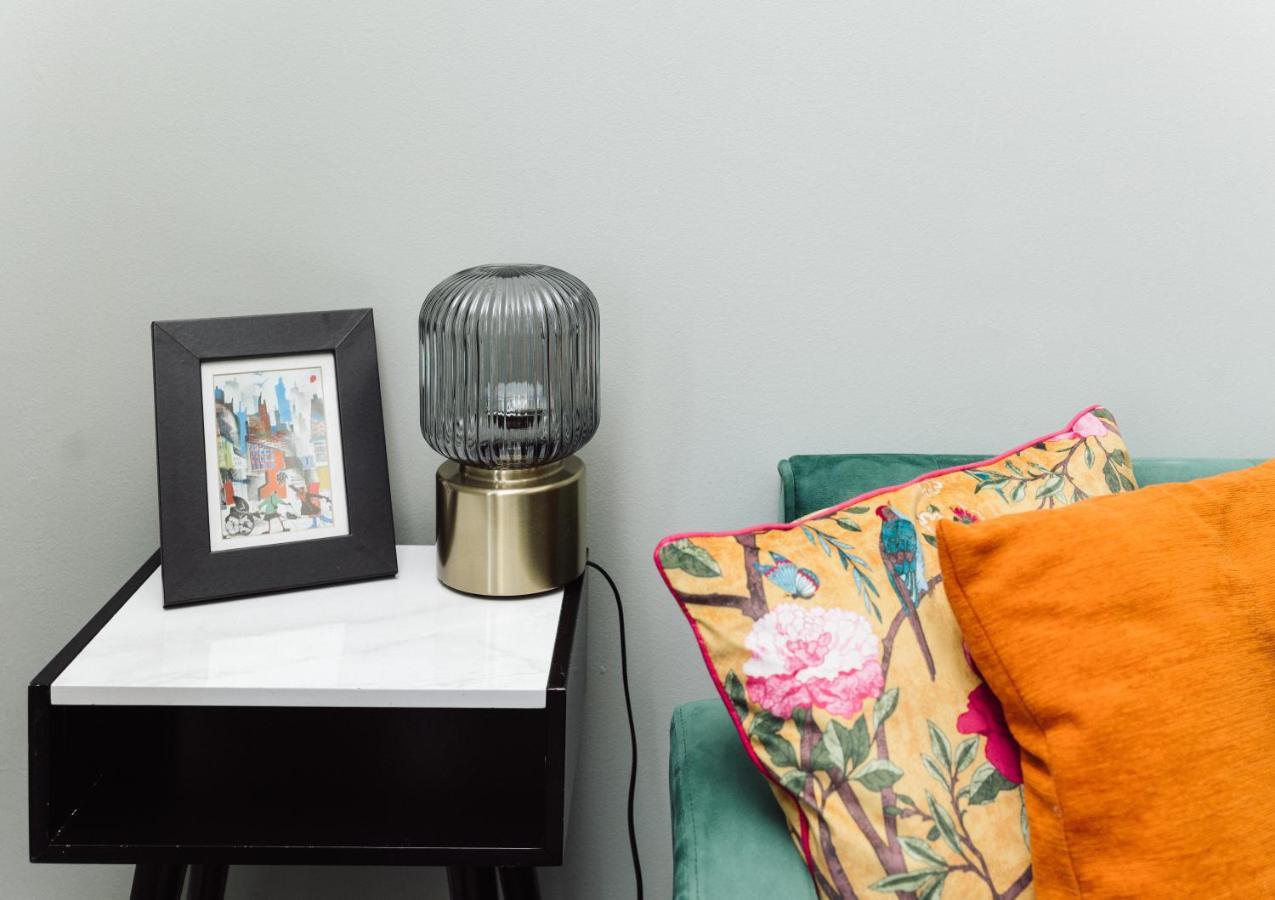 Beautiful Apartment In Guildford With Parking Send Extérieur photo