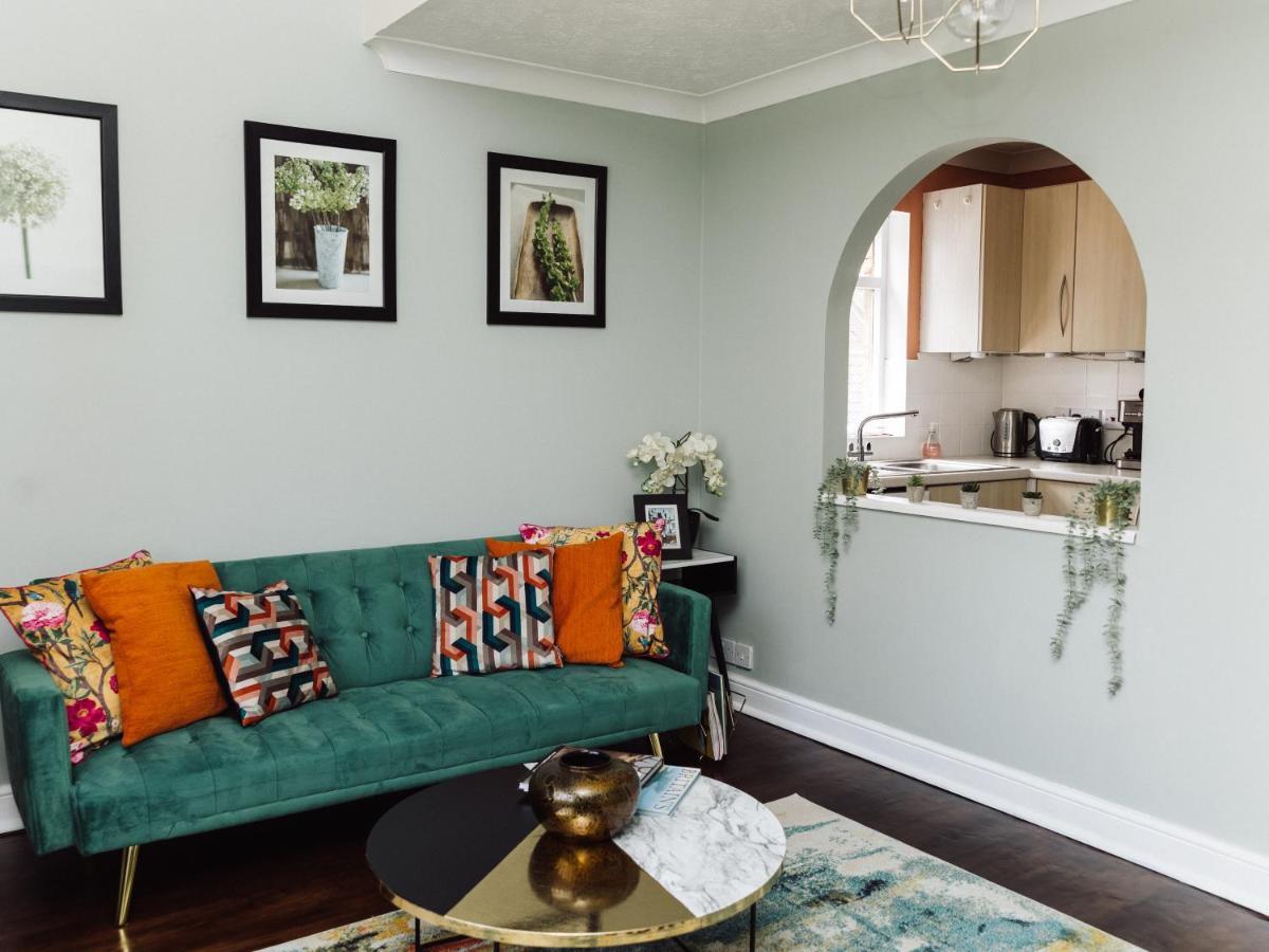 Beautiful Apartment In Guildford With Parking Send Extérieur photo