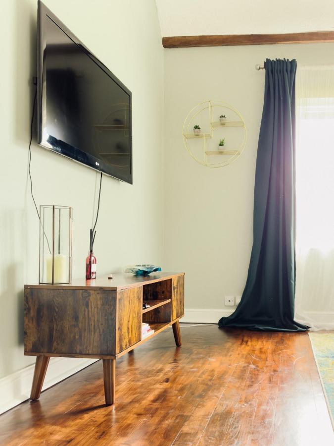 Beautiful Apartment In Guildford With Parking Send Extérieur photo