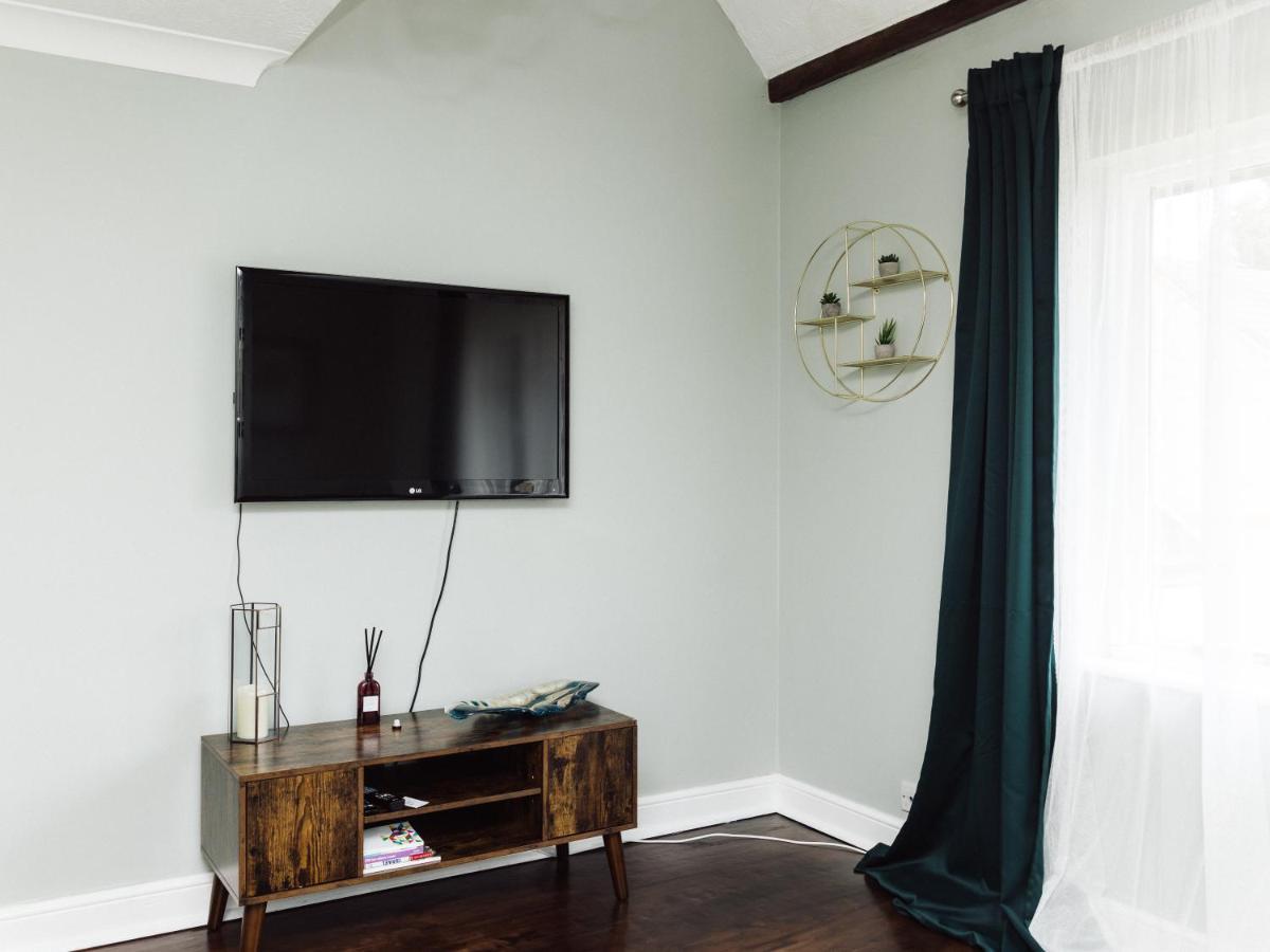 Beautiful Apartment In Guildford With Parking Send Extérieur photo