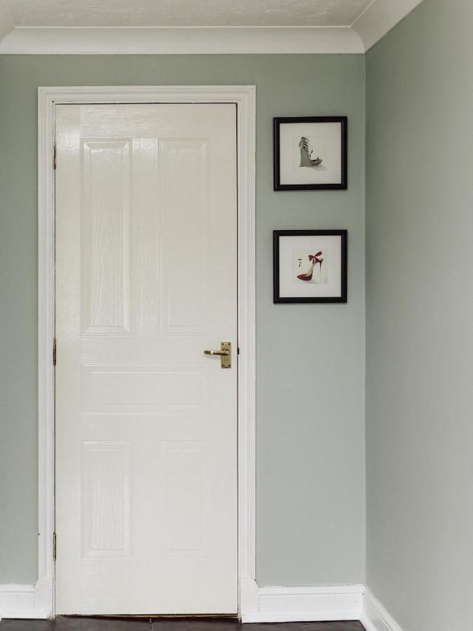 Beautiful Apartment In Guildford With Parking Send Extérieur photo