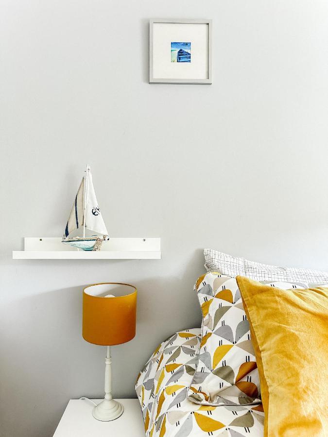 Beautiful Apartment In Guildford With Parking Send Extérieur photo