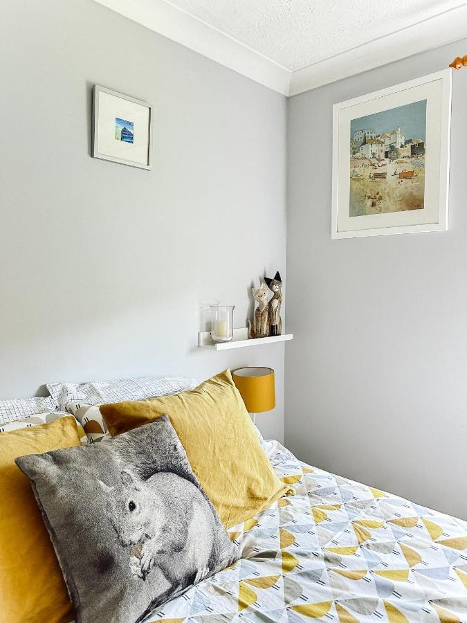 Beautiful Apartment In Guildford With Parking Send Extérieur photo