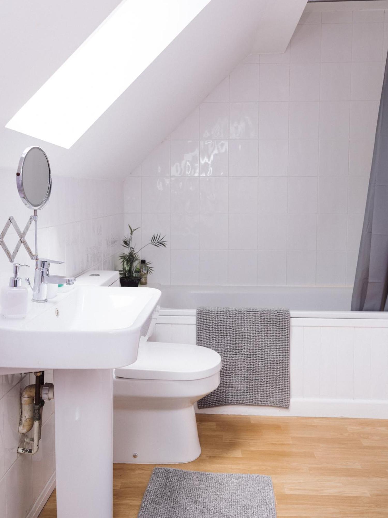 Beautiful Apartment In Guildford With Parking Send Extérieur photo