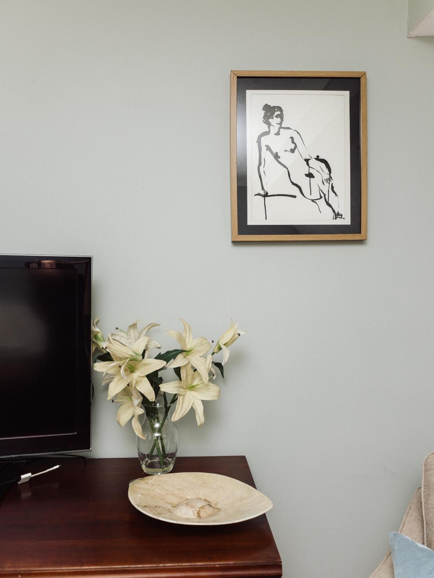 Beautiful Apartment In Guildford With Parking Send Extérieur photo