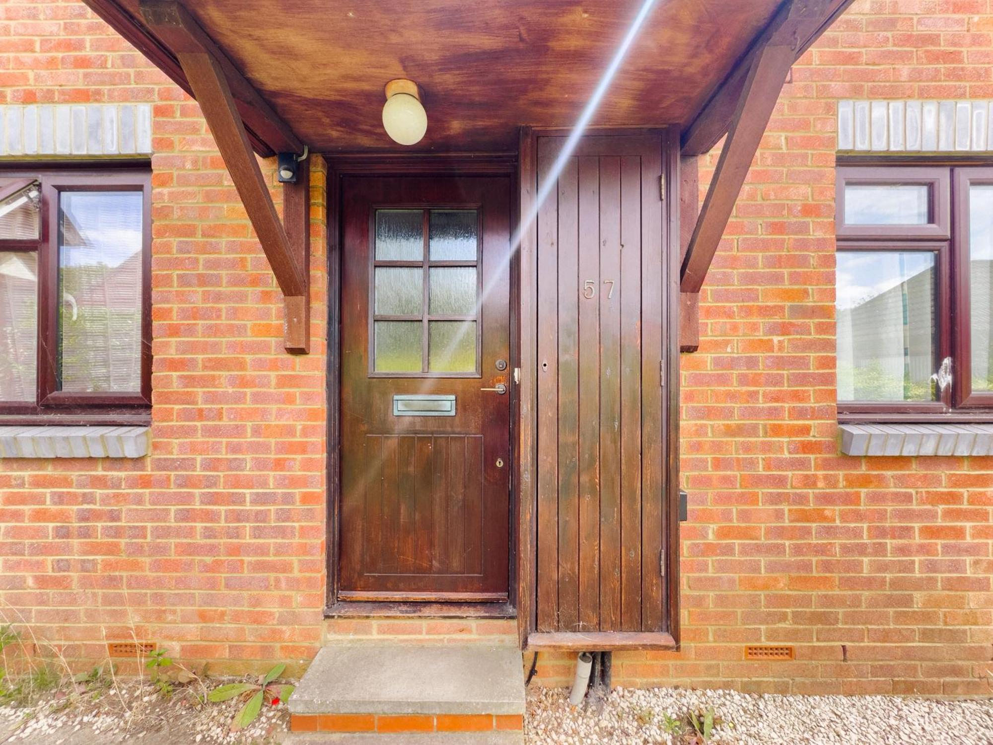 Beautiful Apartment In Guildford With Parking Send Extérieur photo