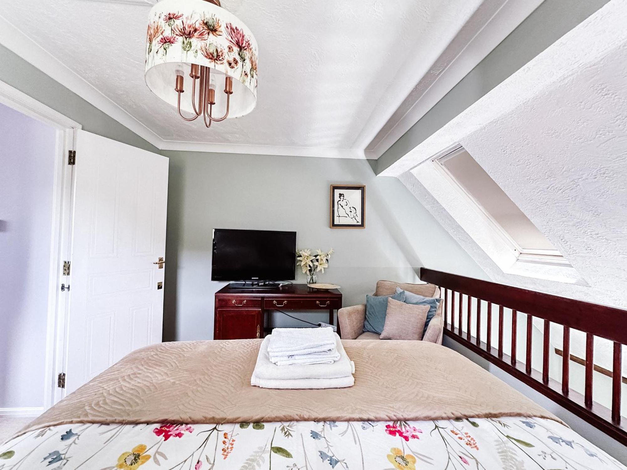 Beautiful Apartment In Guildford With Parking Send Extérieur photo
