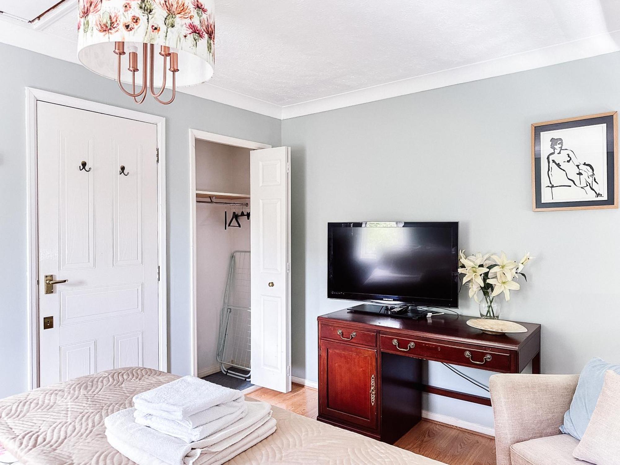 Beautiful Apartment In Guildford With Parking Send Extérieur photo