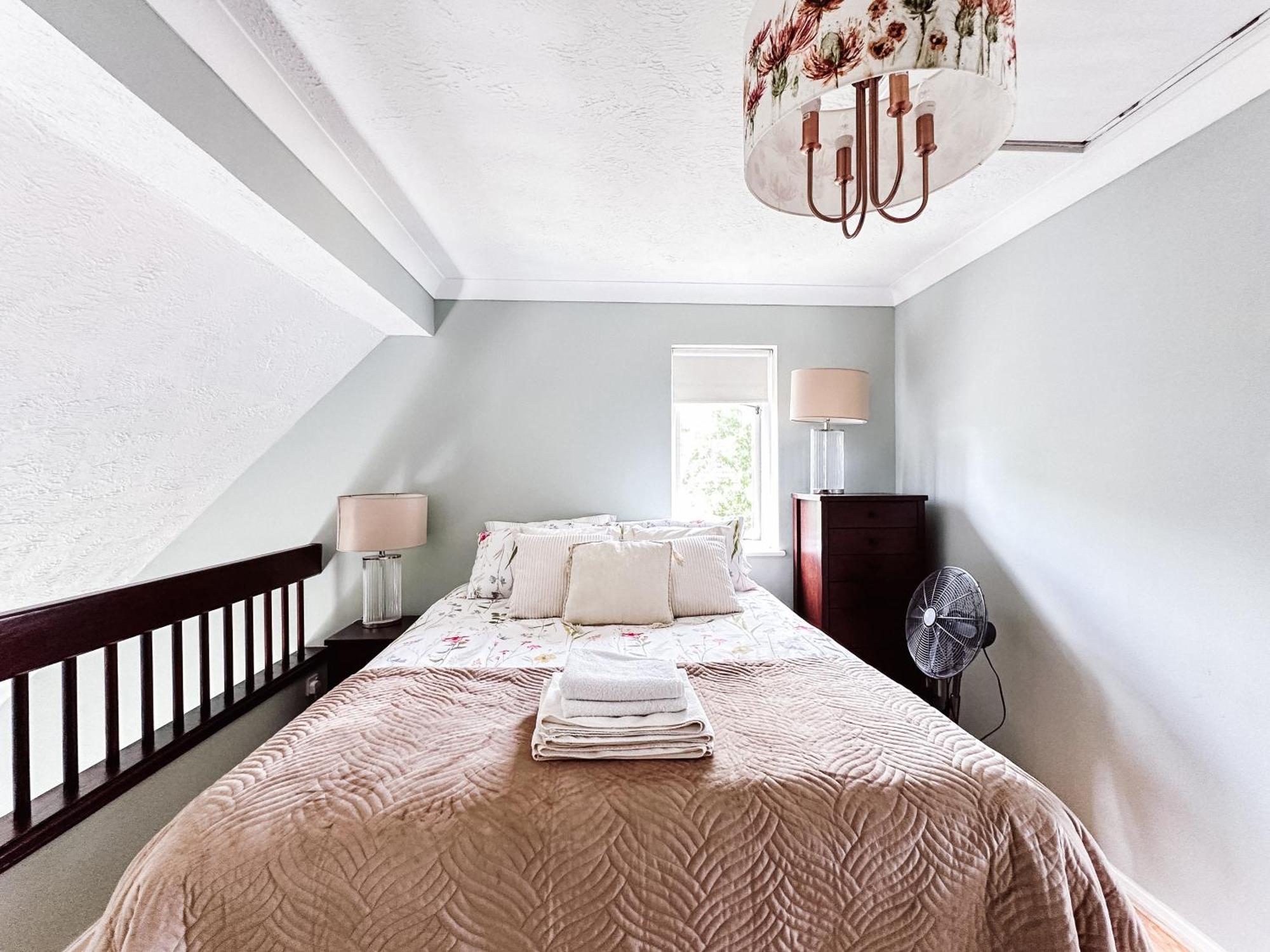Beautiful Apartment In Guildford With Parking Send Extérieur photo