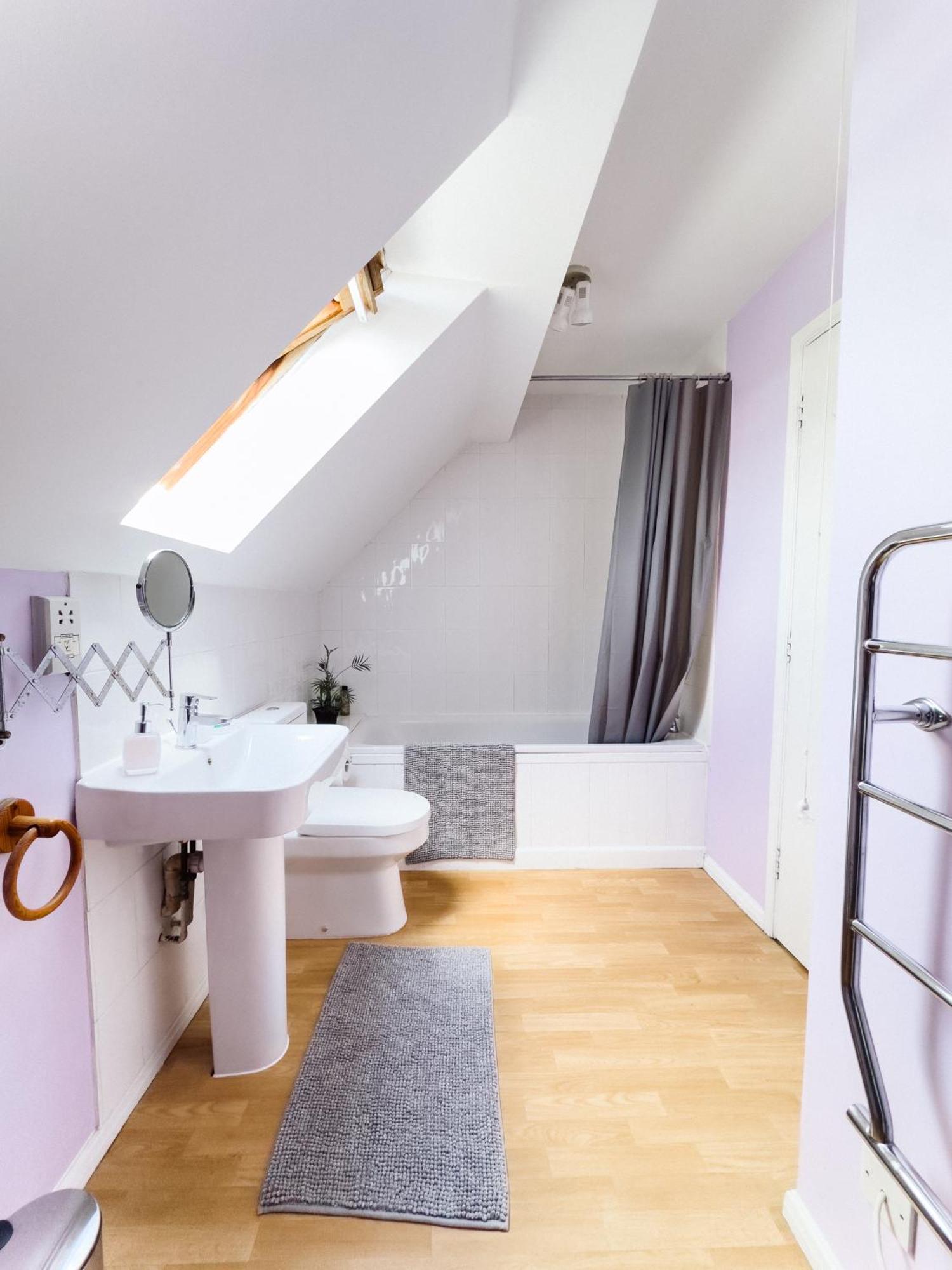 Beautiful Apartment In Guildford With Parking Send Extérieur photo