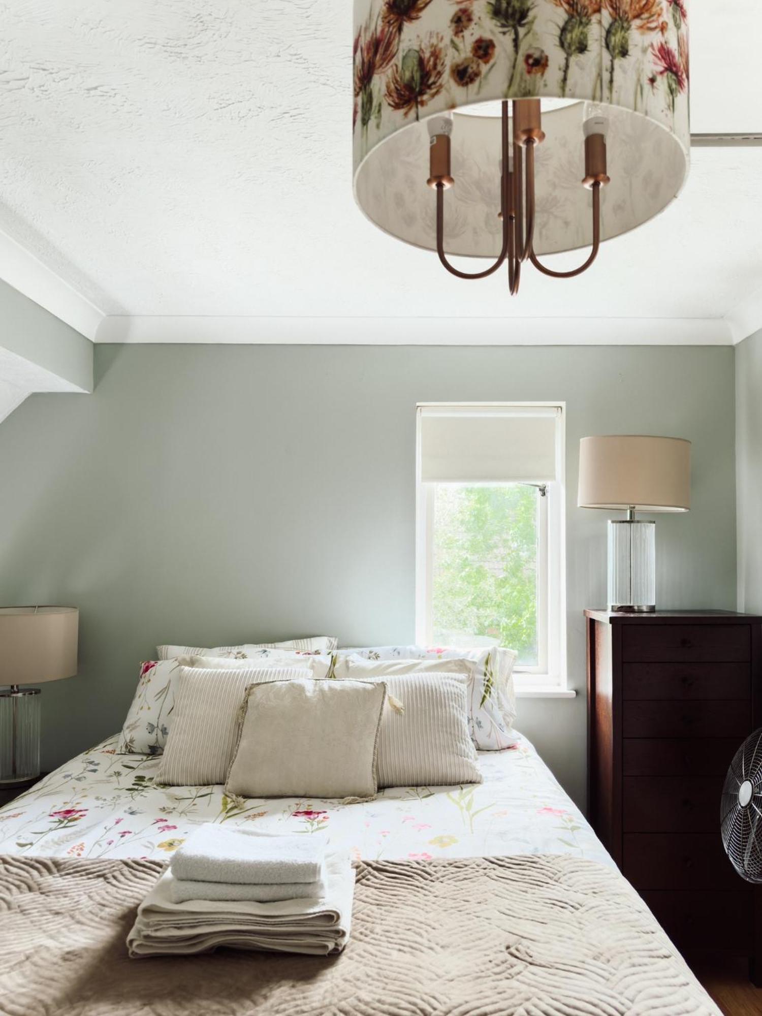 Beautiful Apartment In Guildford With Parking Send Extérieur photo