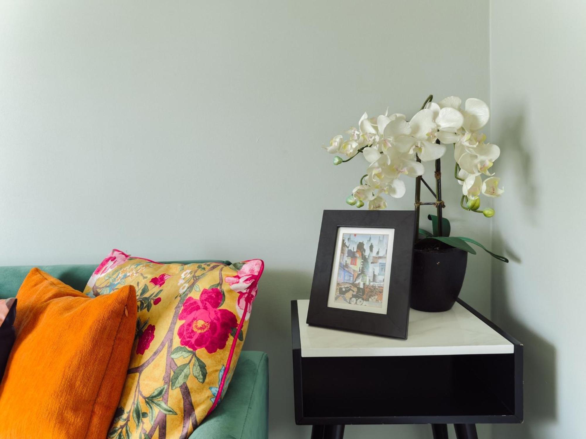 Beautiful Apartment In Guildford With Parking Send Extérieur photo