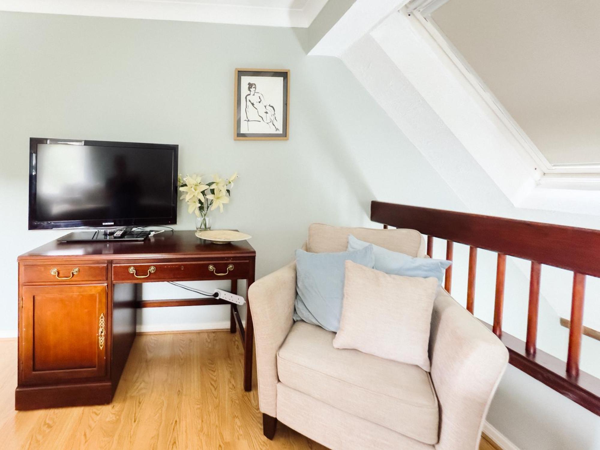 Beautiful Apartment In Guildford With Parking Send Extérieur photo