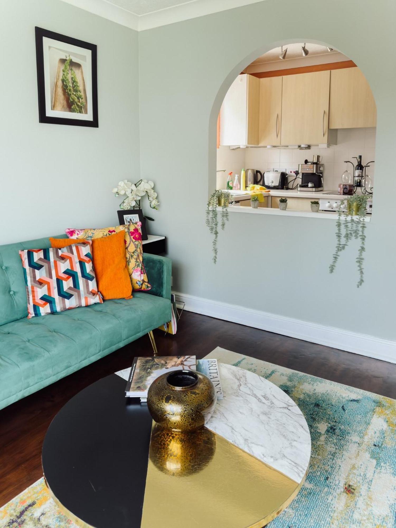 Beautiful Apartment In Guildford With Parking Send Extérieur photo