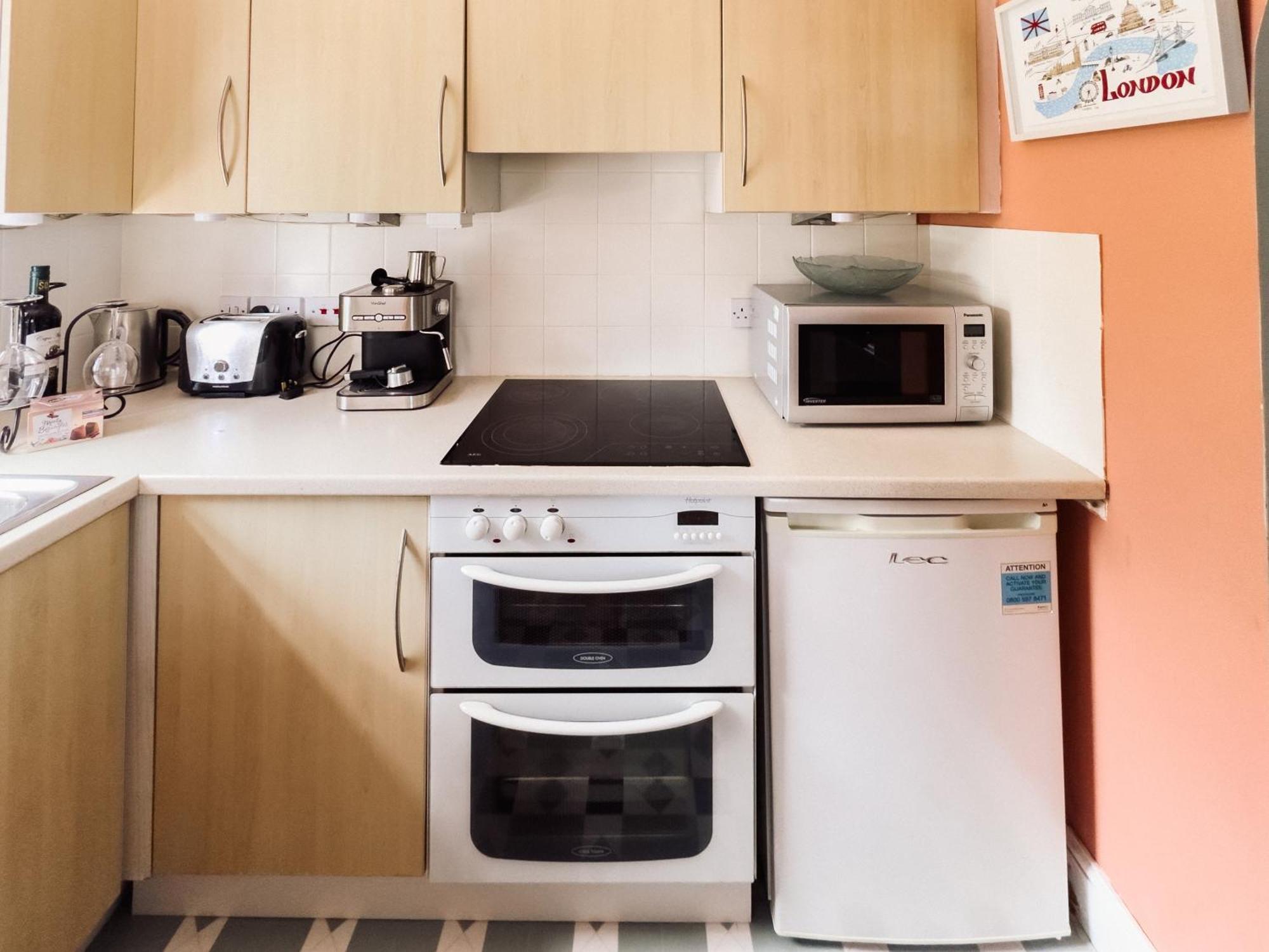 Beautiful Apartment In Guildford With Parking Send Extérieur photo