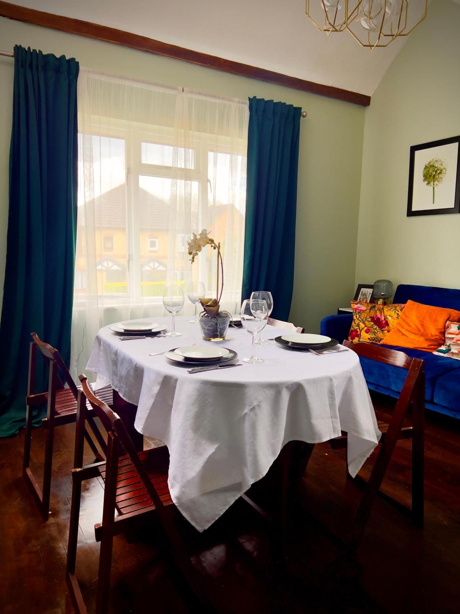 Beautiful Apartment In Guildford With Parking Send Extérieur photo