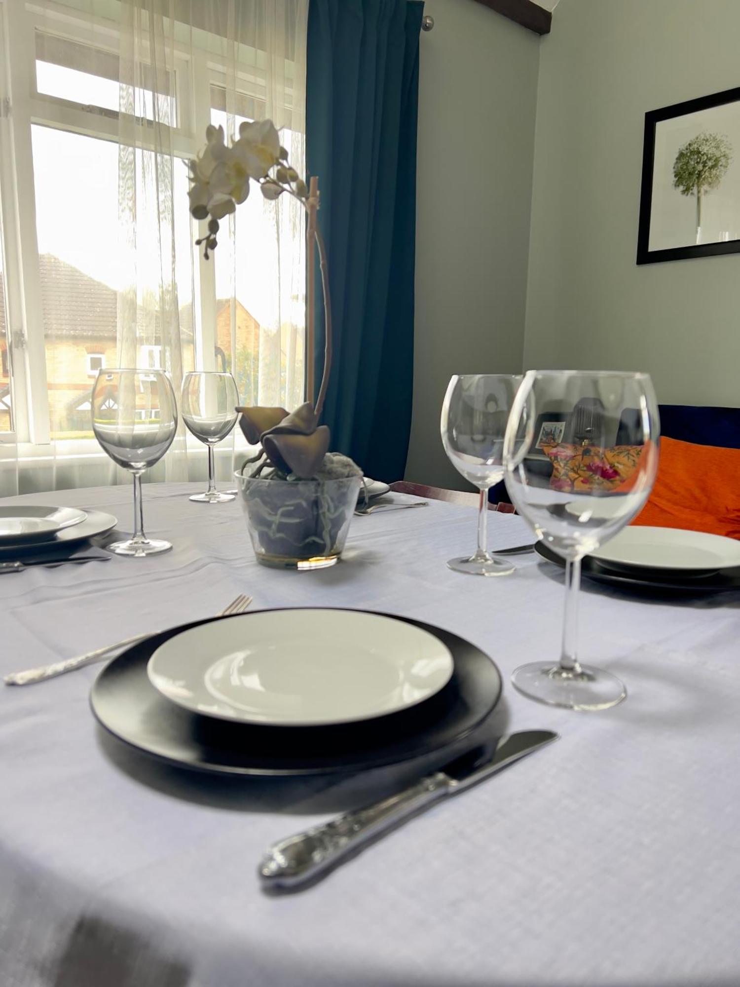 Beautiful Apartment In Guildford With Parking Send Extérieur photo