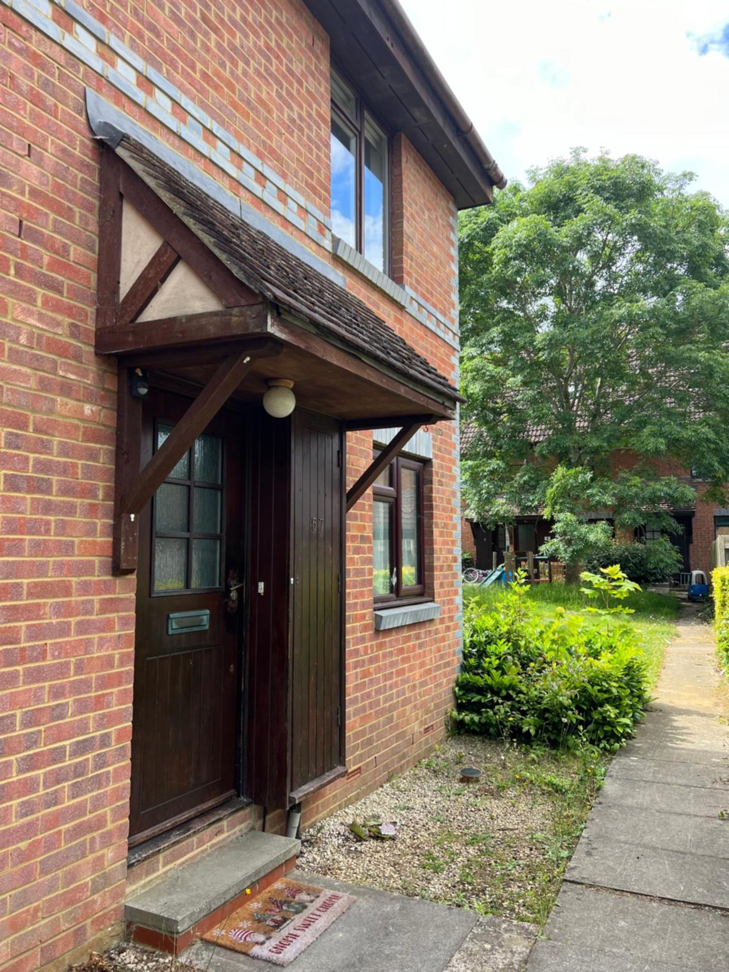 Beautiful Apartment In Guildford With Parking Send Extérieur photo