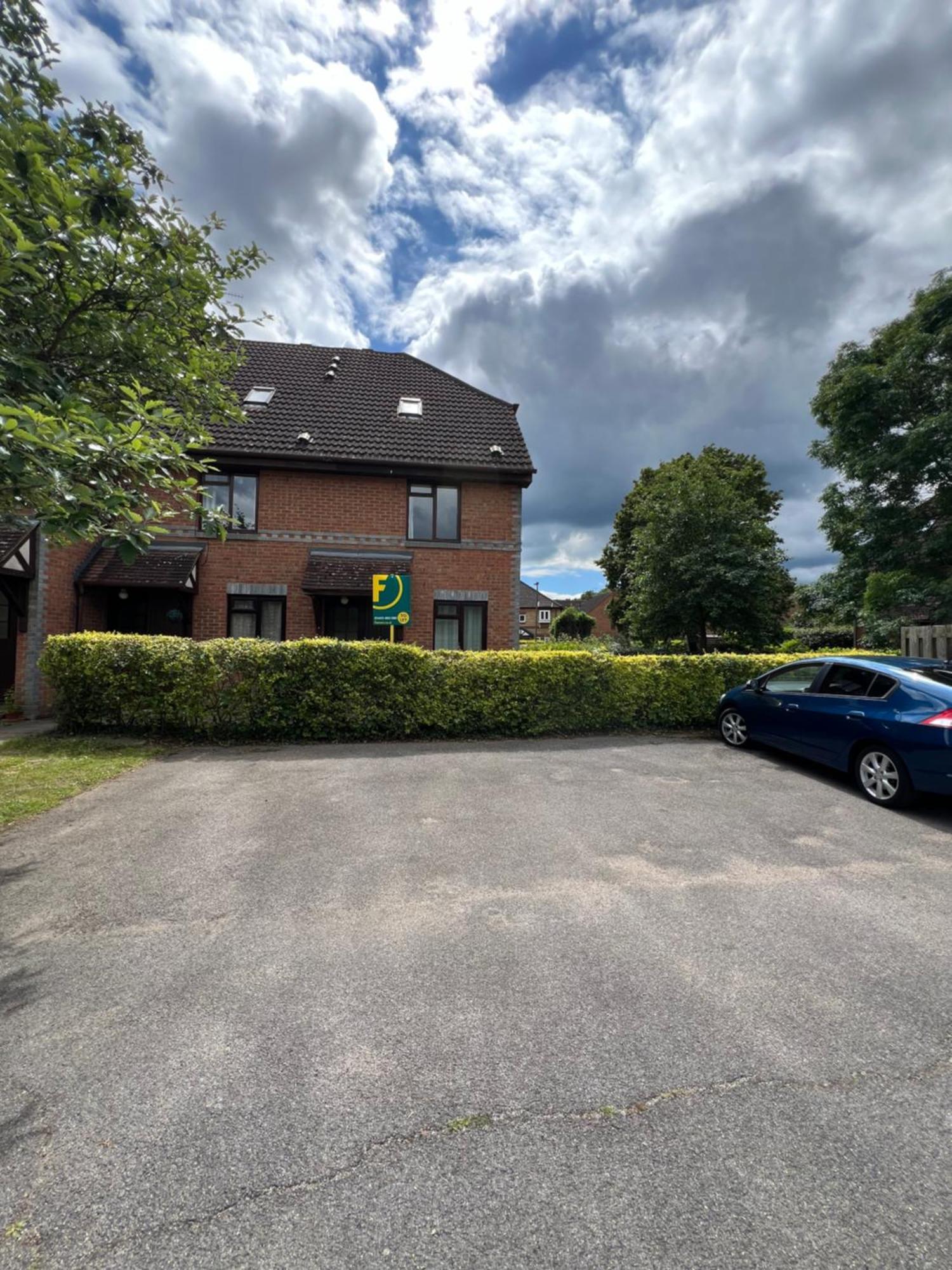 Beautiful Apartment In Guildford With Parking Send Extérieur photo